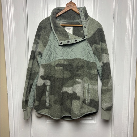Abercrombie & Fitch Asymmetrical Snap-Up Green Camo Fleece Size XL - Picture 2 of 5
